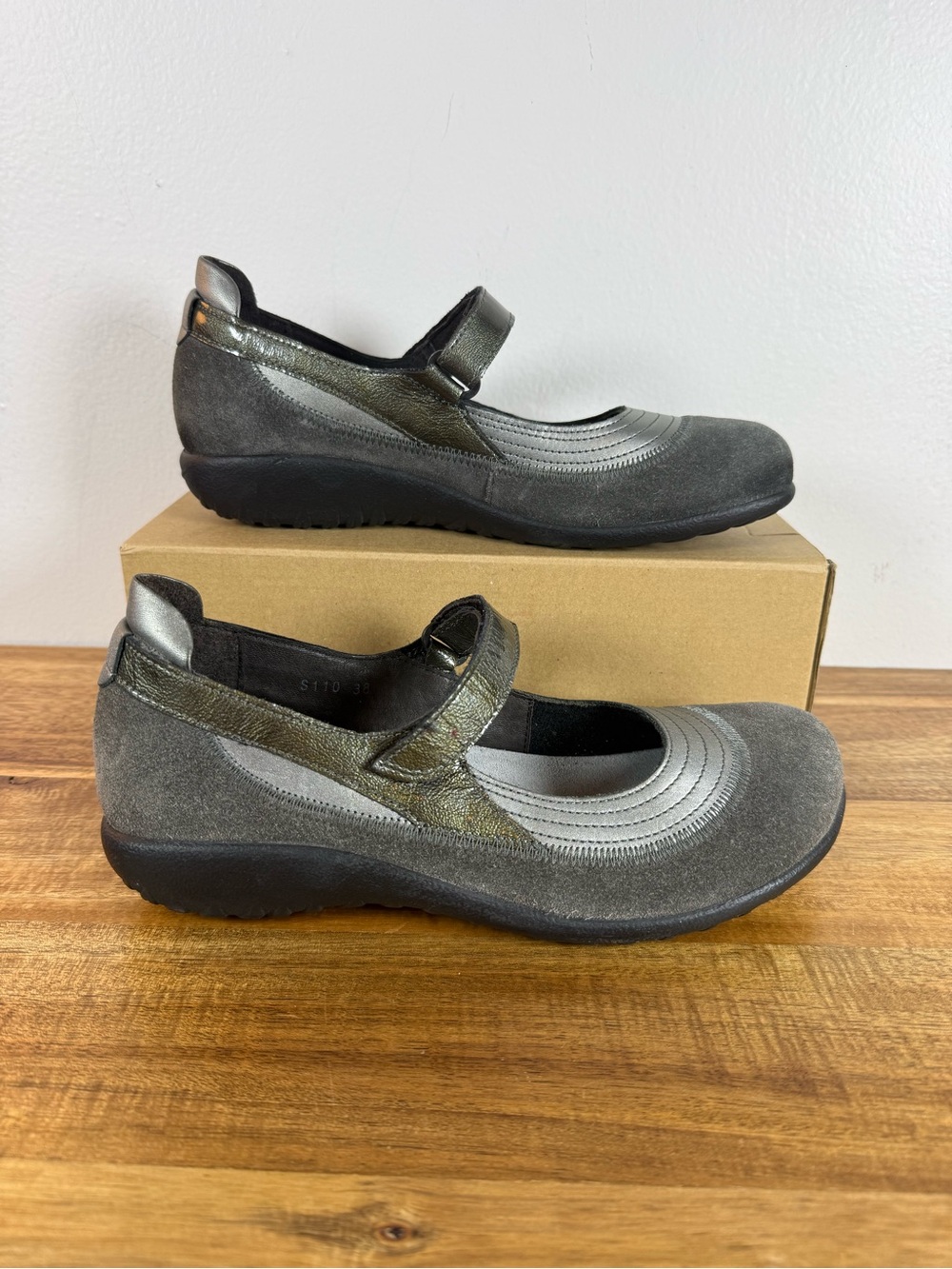 Naot Kirei Mary Jane Grey Suede Toe Cap Adjustable Metallic Strap Size 38 NWOT